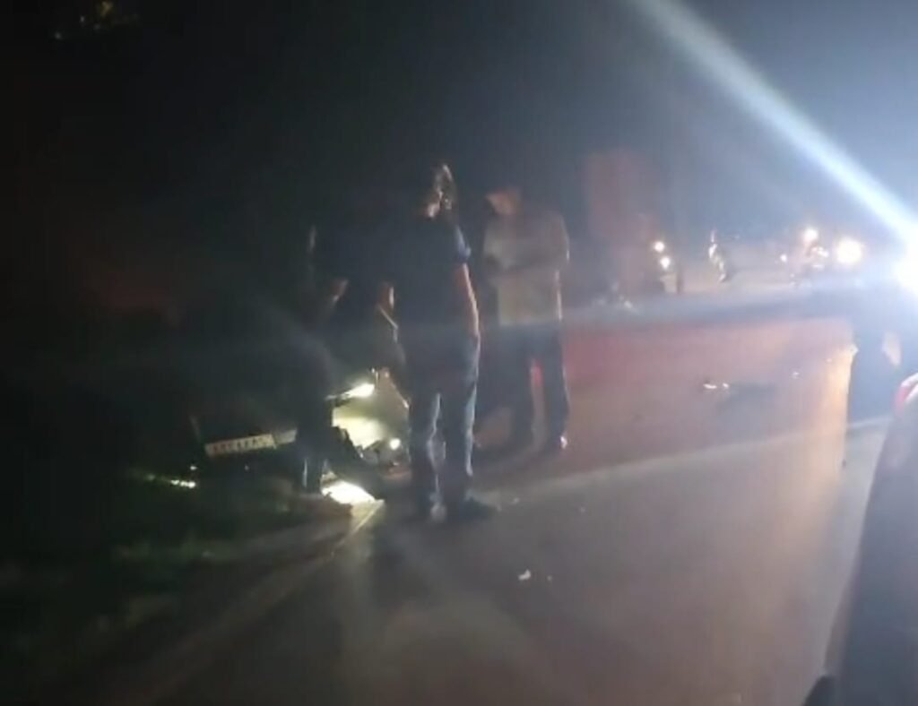 Carreta e carro tombam na rotatória de acesso em Itu; veja vídeo