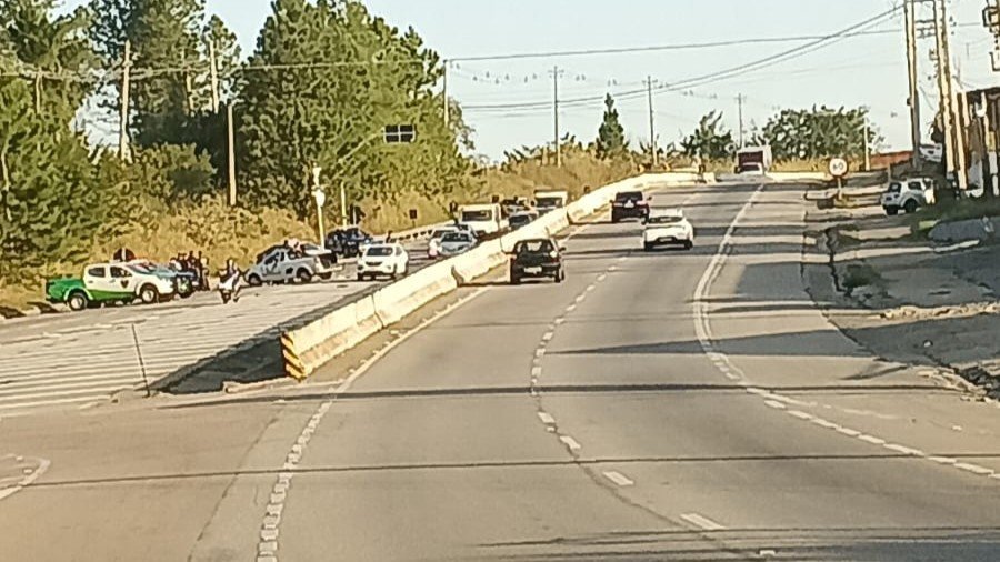 Confusão com pessoa no capô termina em acidente na SP-79; veja vídeo