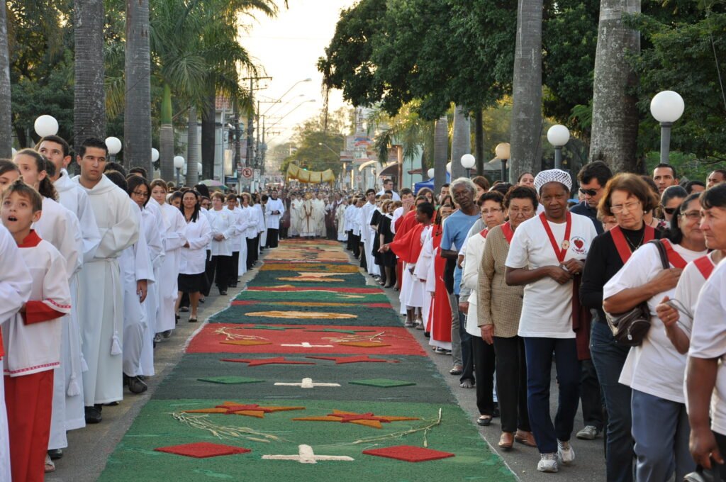 Servidores municipais e fieis se mobilizam para a tradicional celebração de Corpus Christi