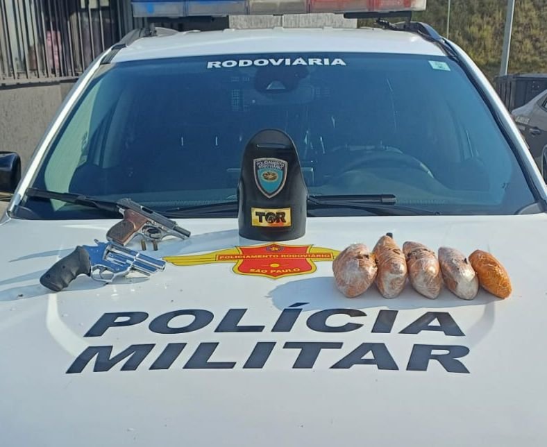 Polícia Rodoviária flagra mulheres com armas e drogas presas ao corpo