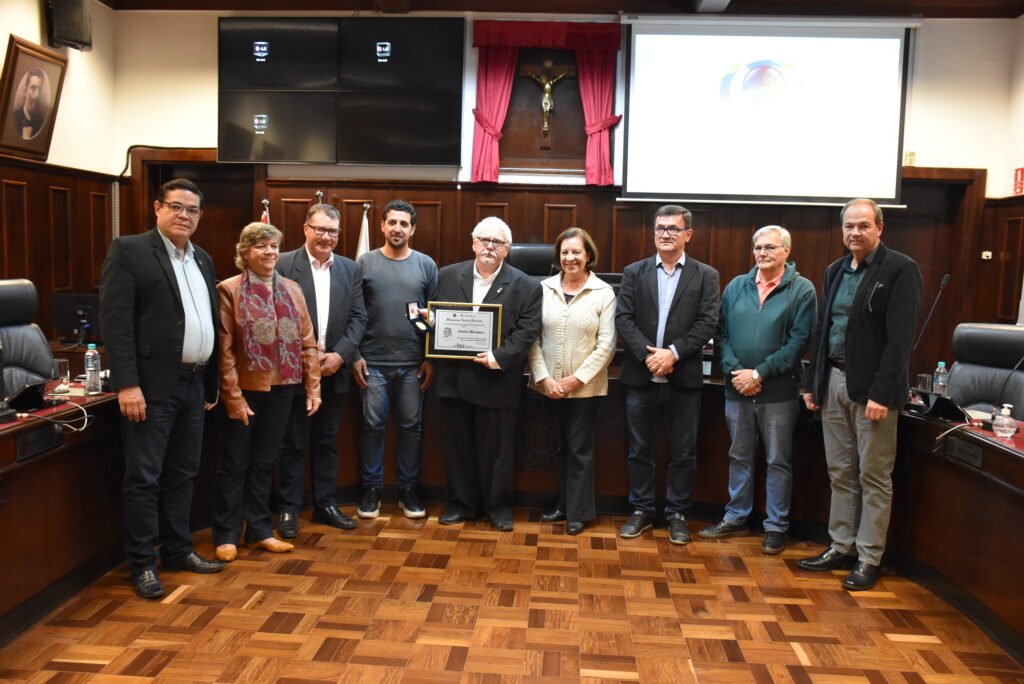 Antonio Menighini recebe Diploma e Medalha “Monsenhor Camilo Ferrarini”
