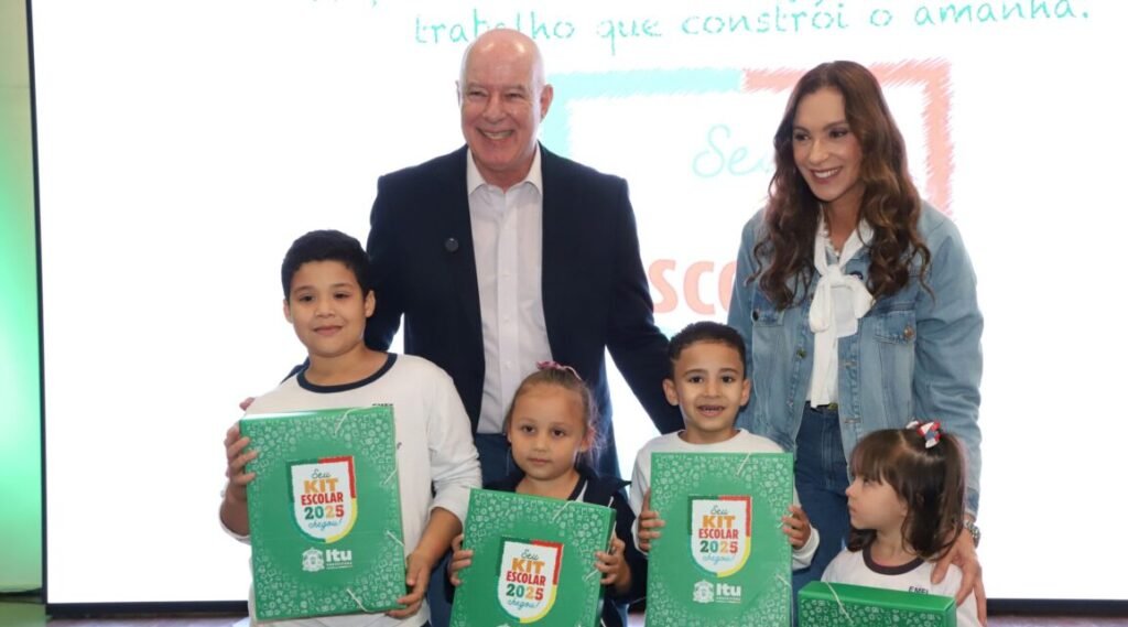 Prefeitura entrega apresenta kits escolares