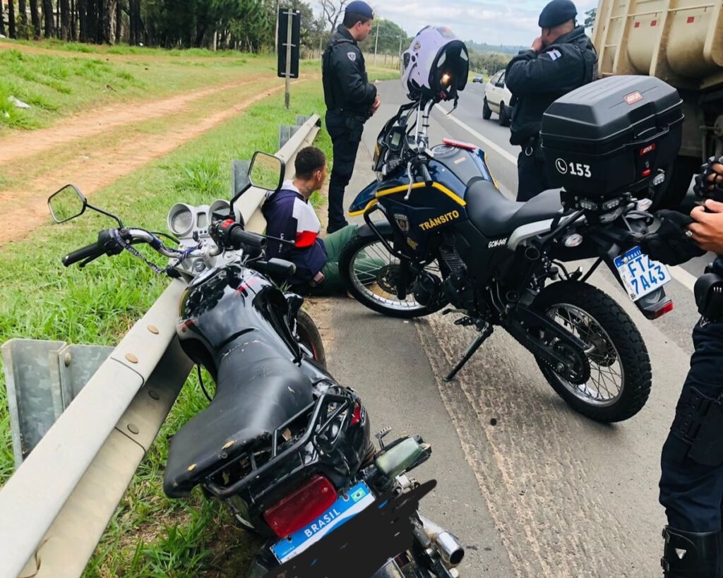 Motociclista sem CNH é preso após fuga em contramão com veículo irregular