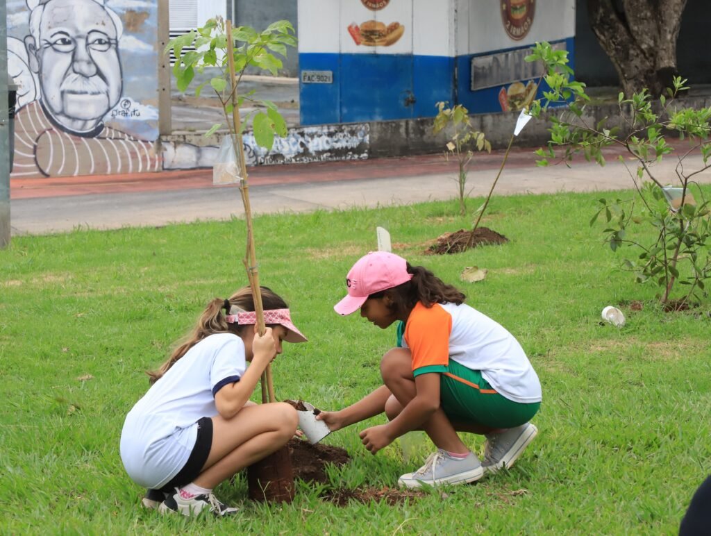 Prefeitura realiza plantio com alunos da rede pública