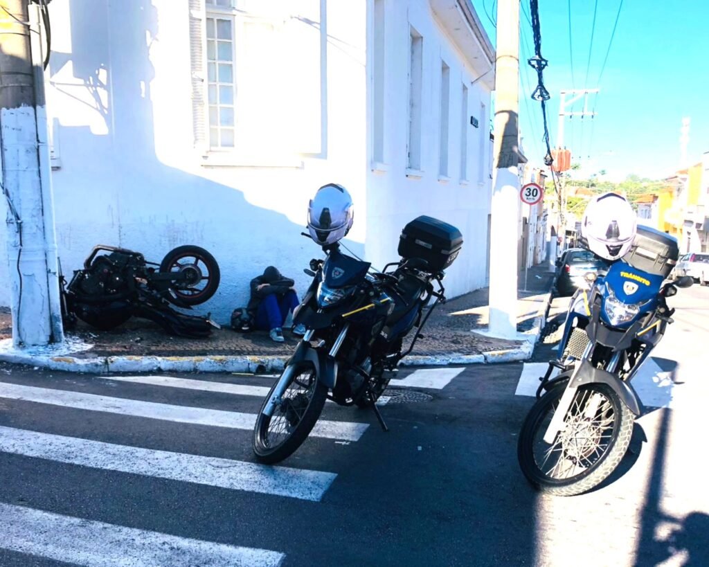 Motociclista tenta fugir da GCM e colide em poste no centro