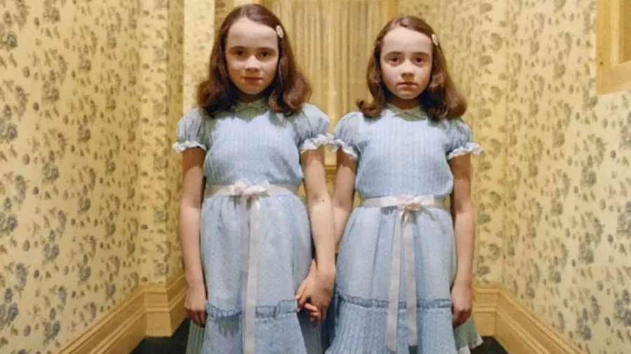 PAPO DE CINEMA: GÊMEAS DO FILME “O ILUMINADO” DE KUBRICK POSTA FOTO JUNTAS AOS 56 ANOS