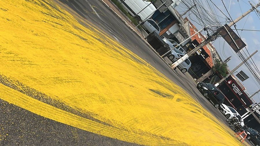 Tinta transborda de caminhão e deixa Avenida Eugen Wissmann amarela