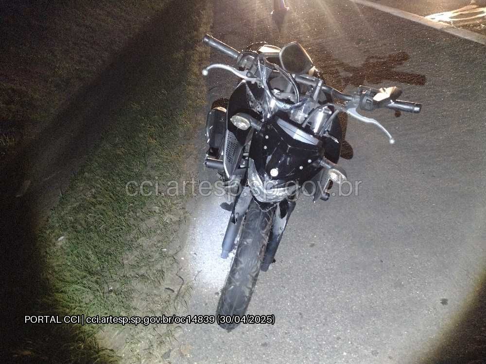 Motociclista colide com Fiorino, tomba na pista e é atropelado