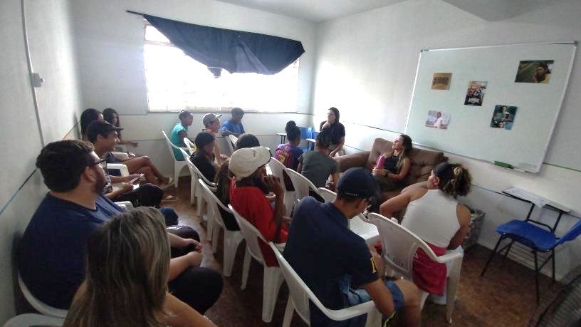 Atriz visita projeto Conexão Jovem em Itu