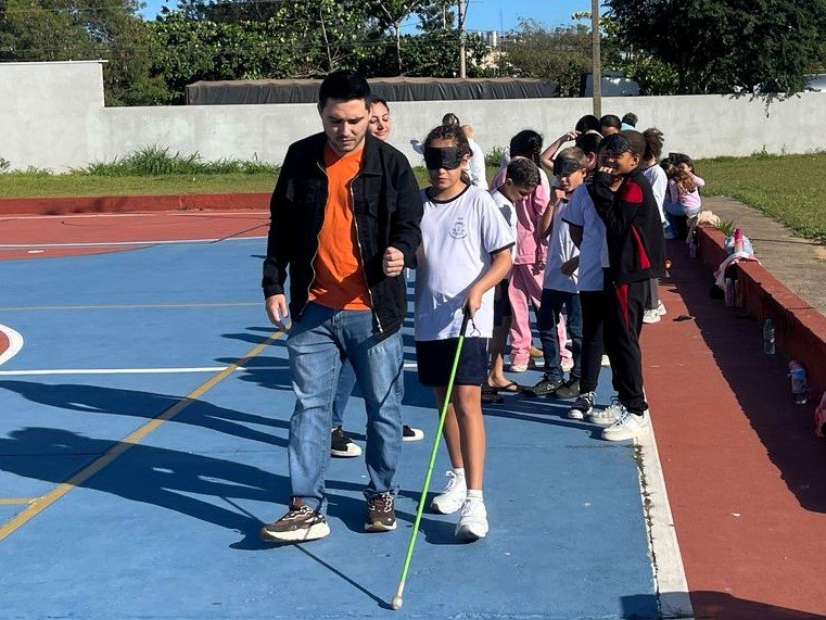 Abril Marrom: Instituto Santa Luzia  conscientiza alunos da rede municipal sobre cegueira