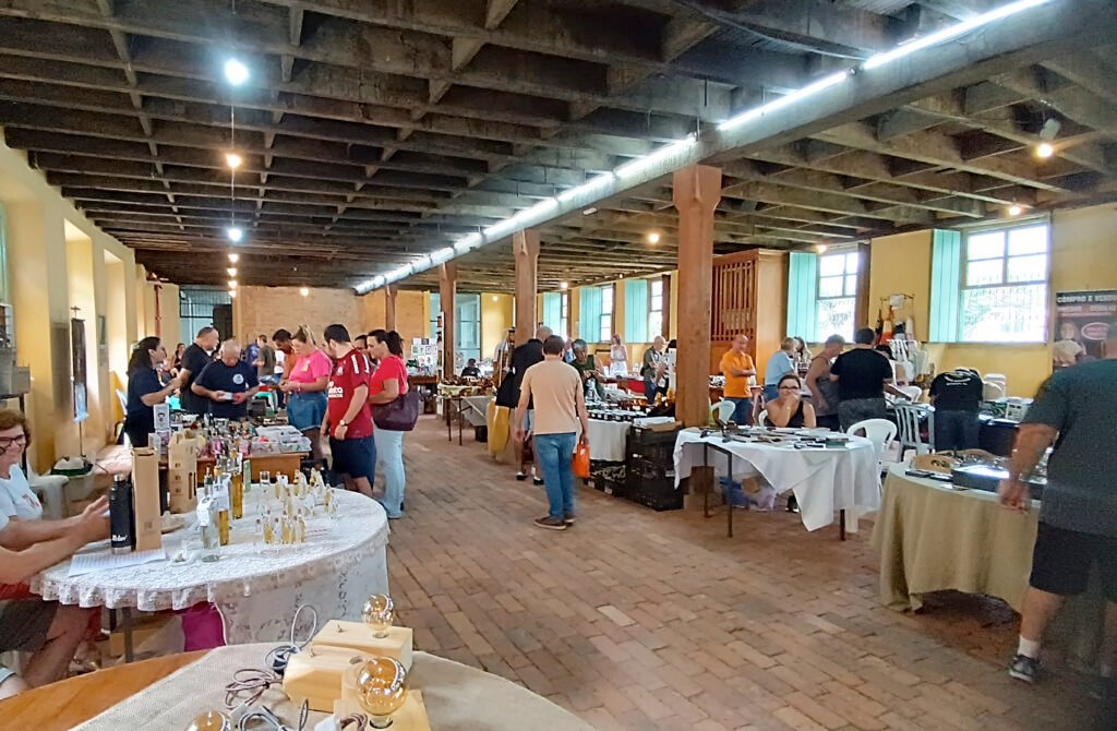 Feira de Antiguidades &amp; Curiosidades movimenta o Espaço Fábrica neste domingo
