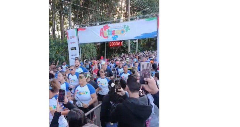 Corrida e Caminhada sobre Conscientização do Autismo reúne centenas de pessoas