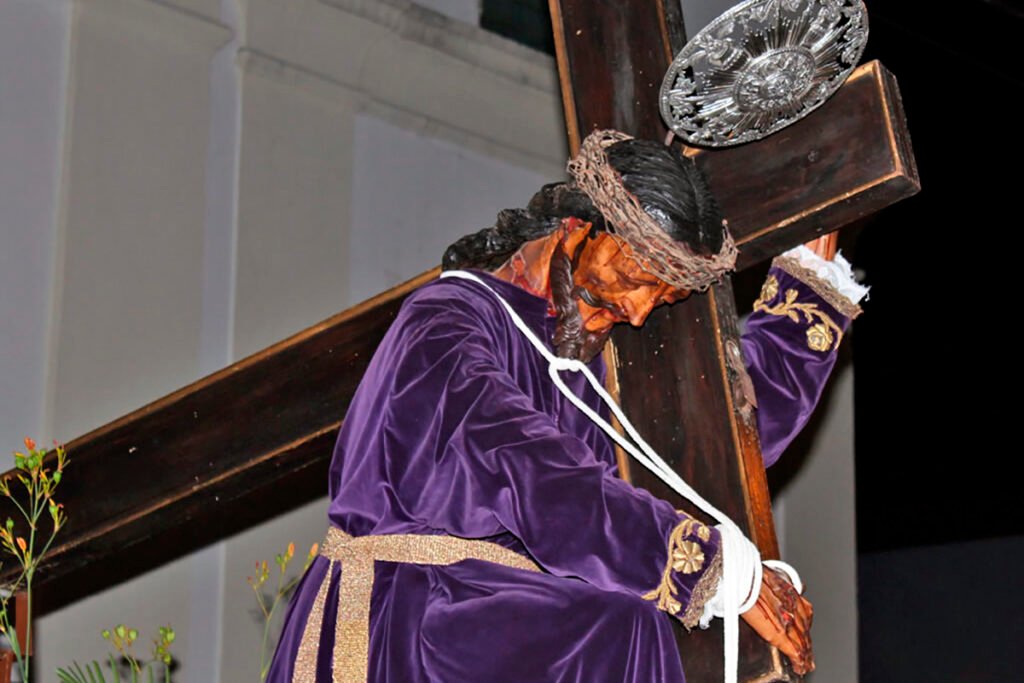 Procissão de Passos mantém tradição religiosa nas ruas centrais