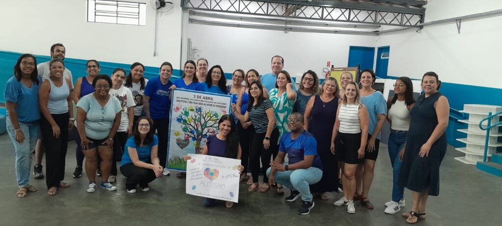 Professores da Escola Olga Benário Prestes lembram o Dia do Autismo