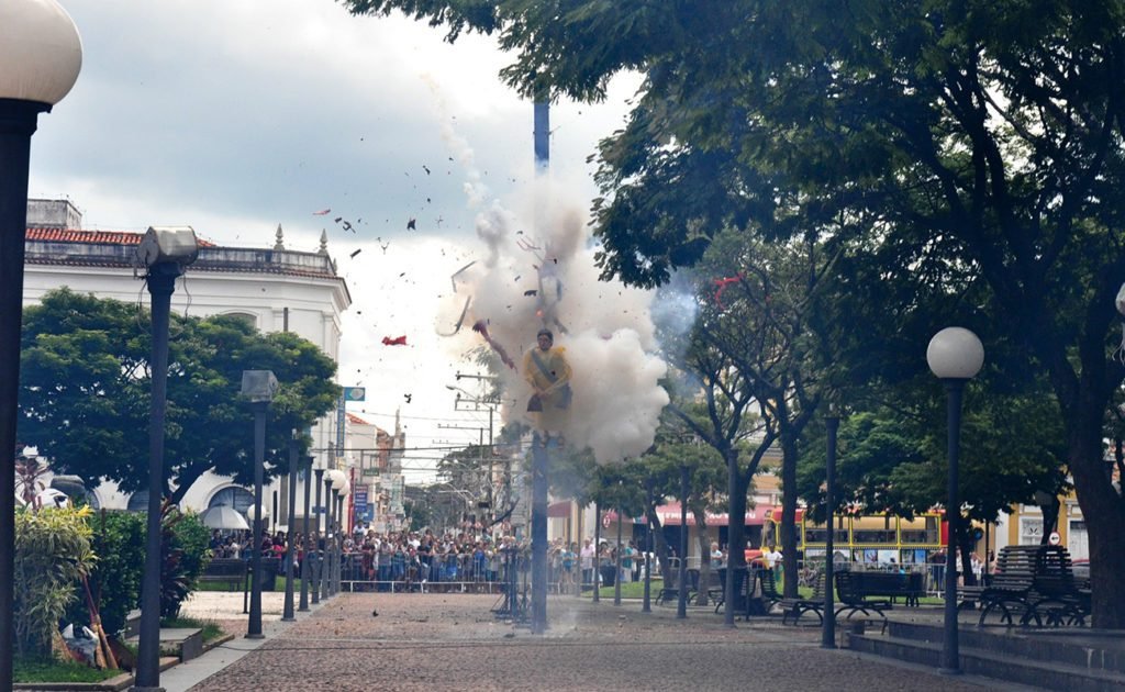 Queima do Judas será ao meio-dia deste domingo