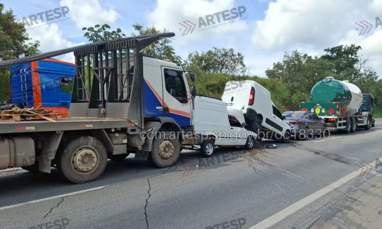 Engavetamento com seis carros na Rodovia Castello Branco provoca lentidão na via