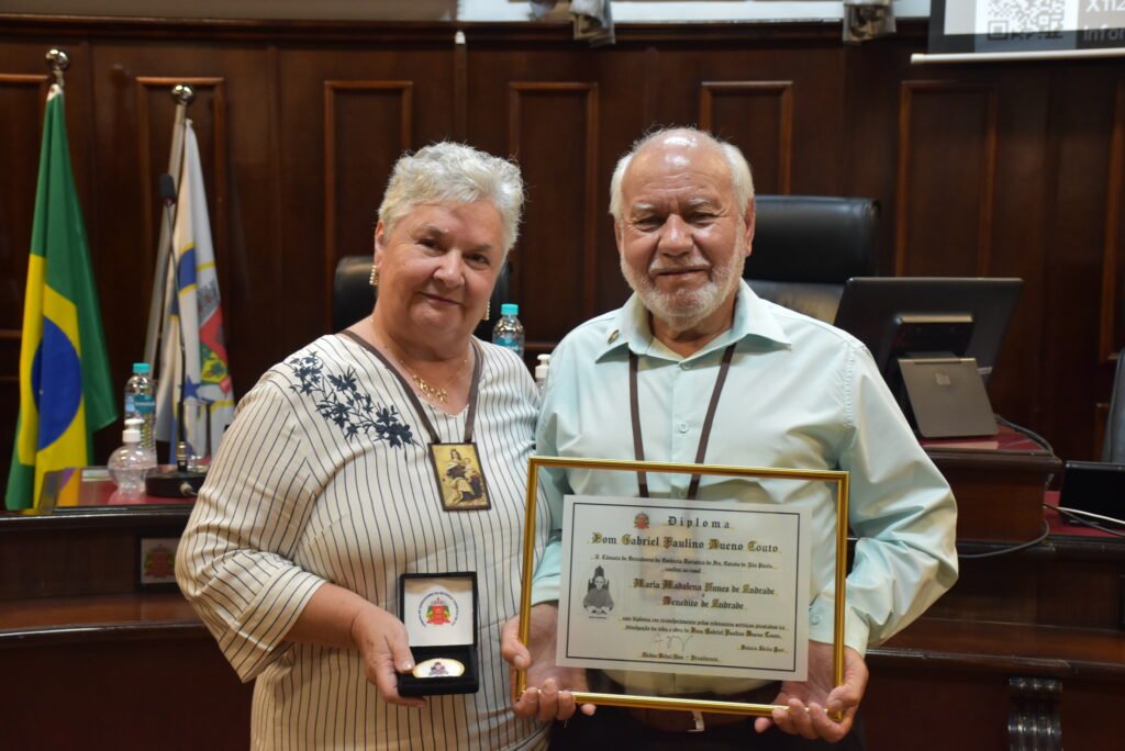 Câmara homenageia casal com Diploma e Medalha Dom Gabriel