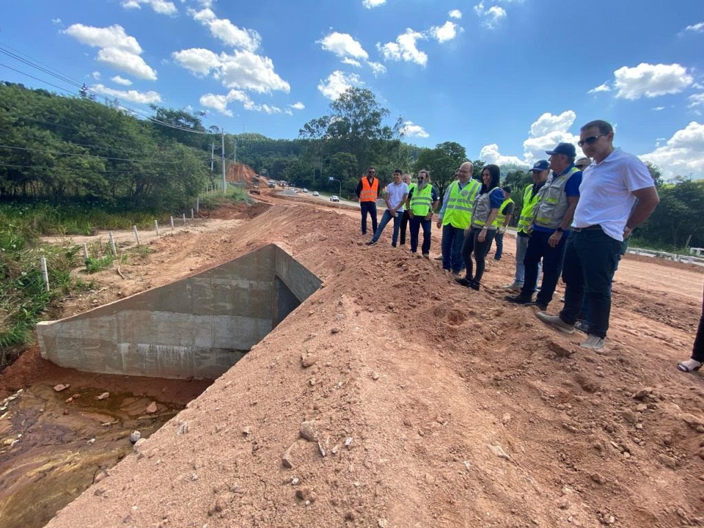 Estrada da Serrinha, em Cabreúva, recebe visita da DER