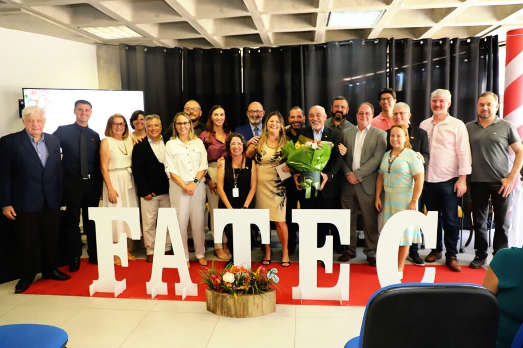 Ex-diretora da Fatec Itu, Juliana Verona recebe Título