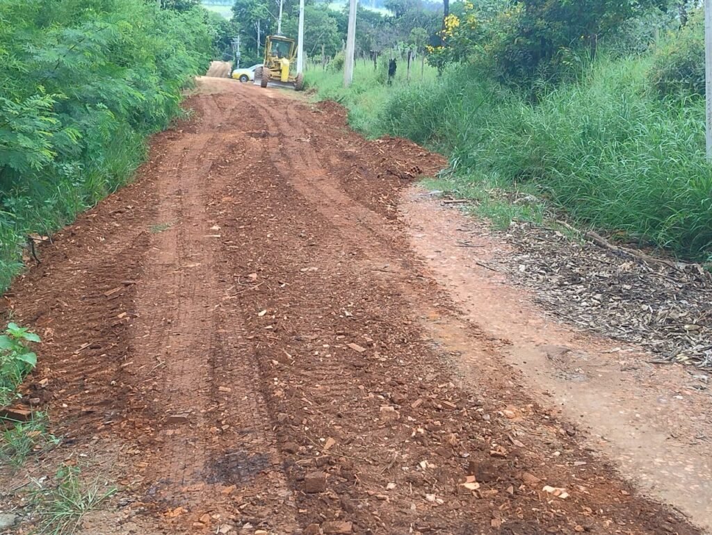 Manutenção em estradas rurais prossegue mesmo com chuvas, diz Prefeitura