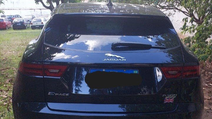 Jovem é preso por suspeita de tráfico com carro de luxo