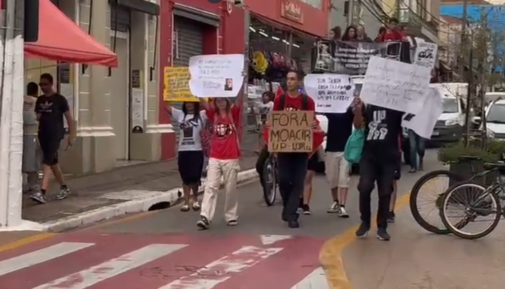 Grupo protesta contra vereador Moacir Cova