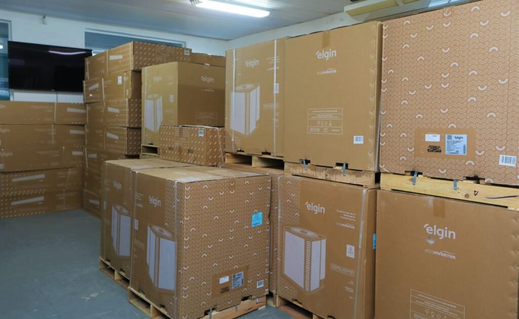 Dois anos após ar-condicionado terem sido comprados, a grande maioria ainda não foi instalado nas escolas