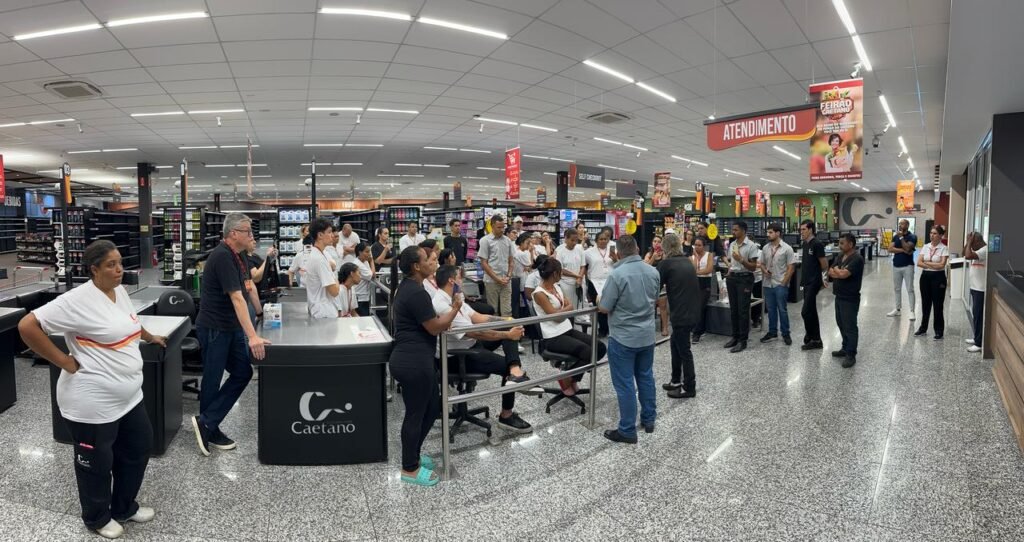SECOM se reúne com funcionários do supermercado Caetano