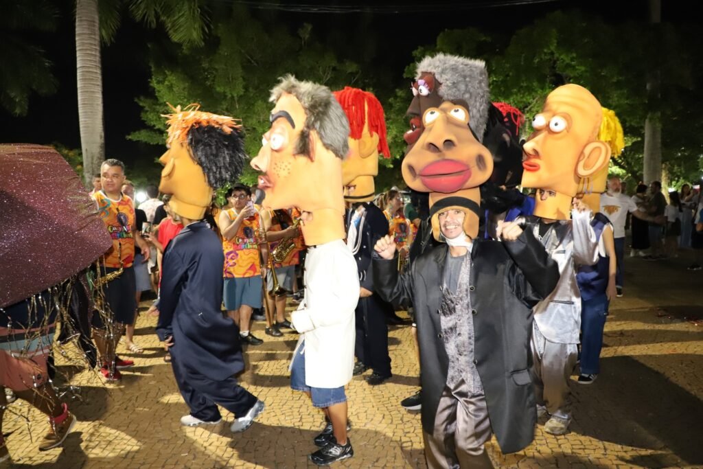Carnaval de Itu apresentou bonecos Cabeções e CenITUpéia