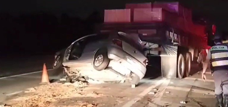 Motorista fica preso nas ferragens após bater na traseira de caminhão