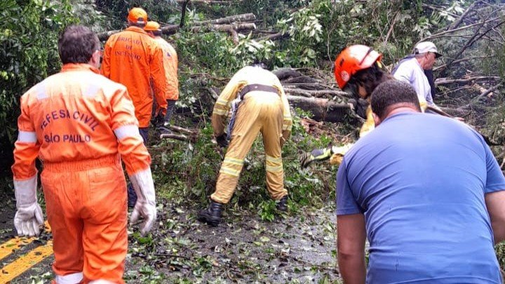 Defesa Civil desbloqueia Estrada Parque após deslizamento