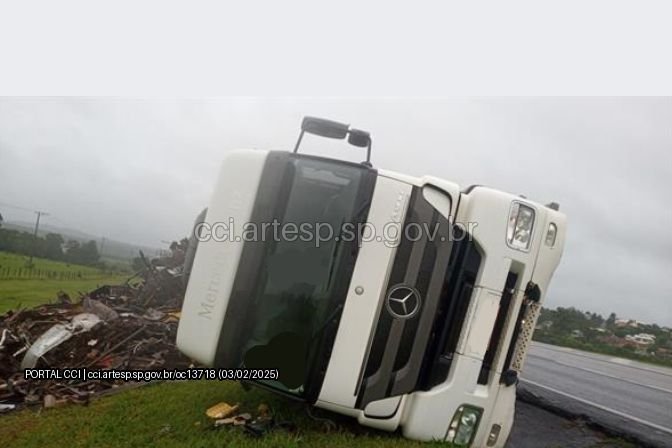 Carreta tomba na alça de acesso da SP-75