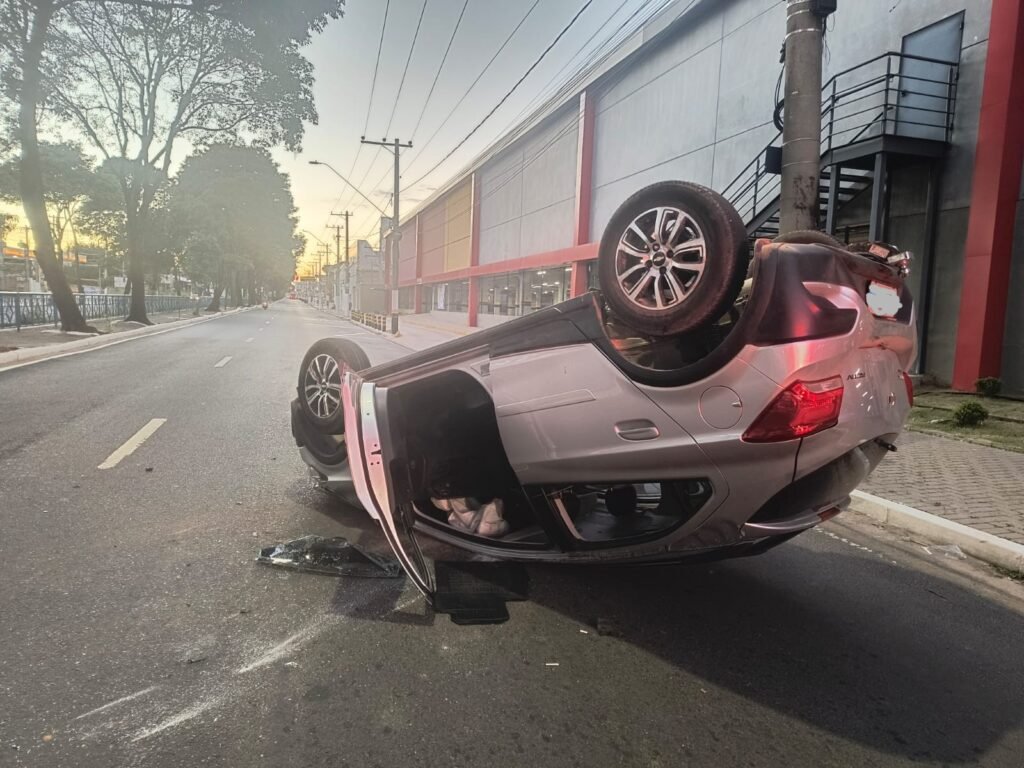Motorista com suspeita de embriaguez capota carro na Marginal