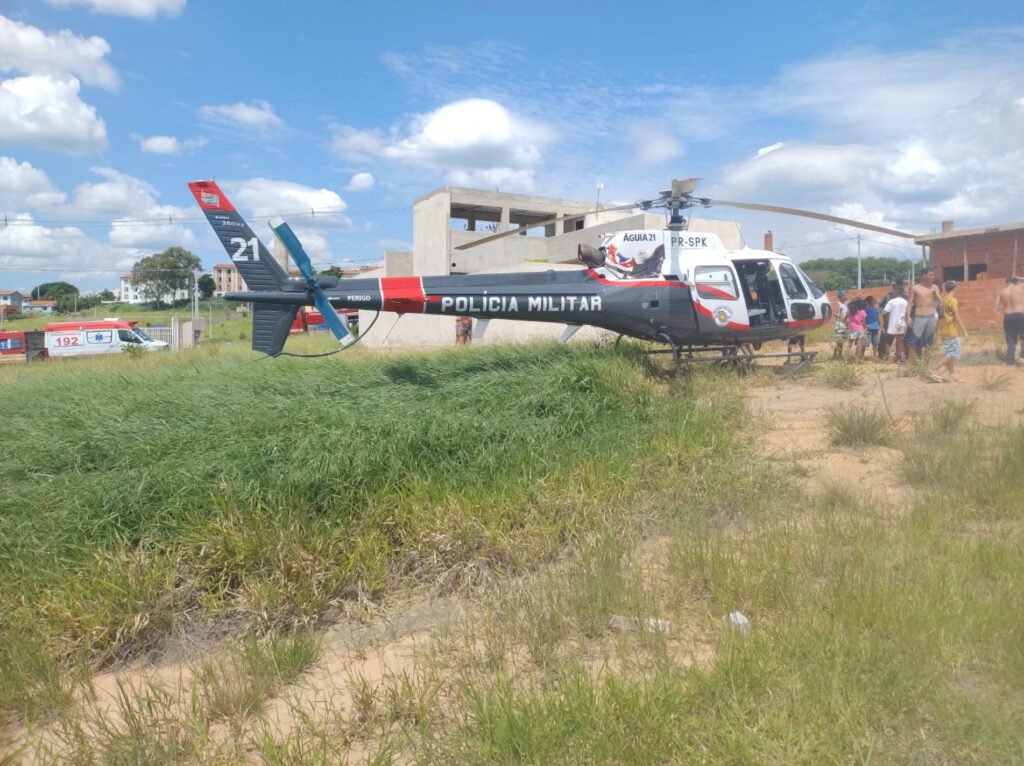 Homem é socorrido pelo Águia após ser soterrado em obra