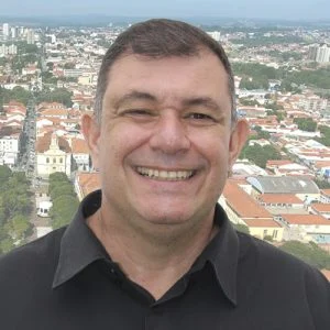 Prefeitura exonera secretário de Educação e nomeia novo titular