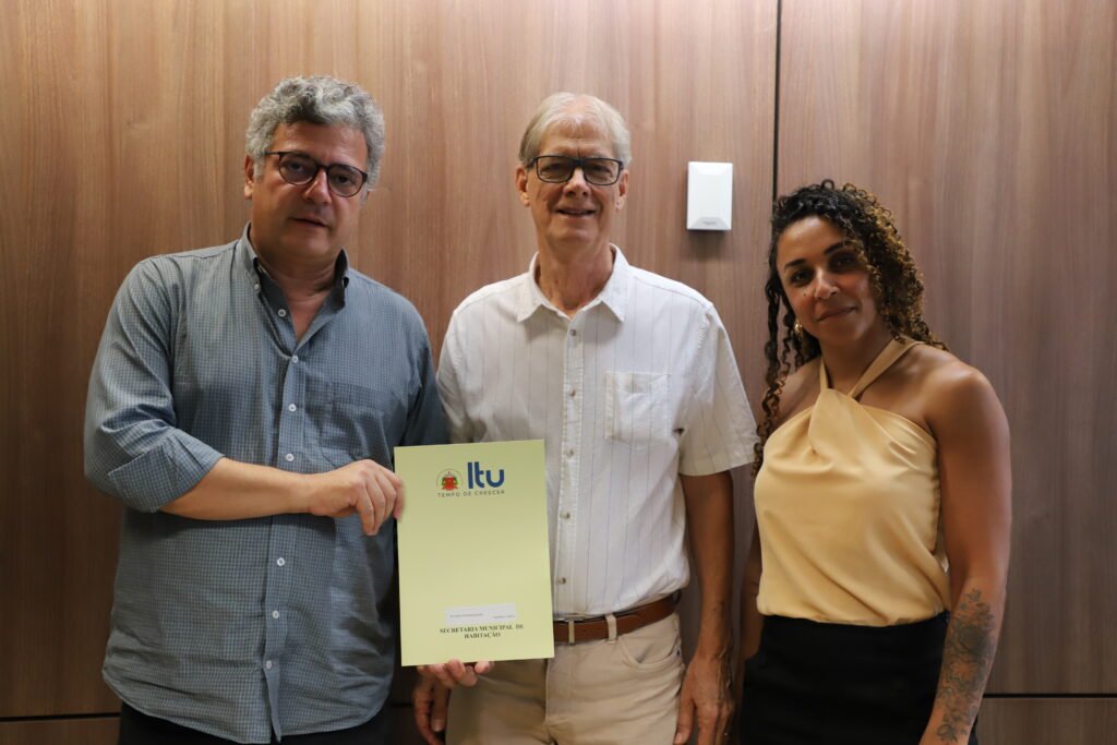 Prefeitura entrega 50 títulos de regularização fundiária do Morro Redondo