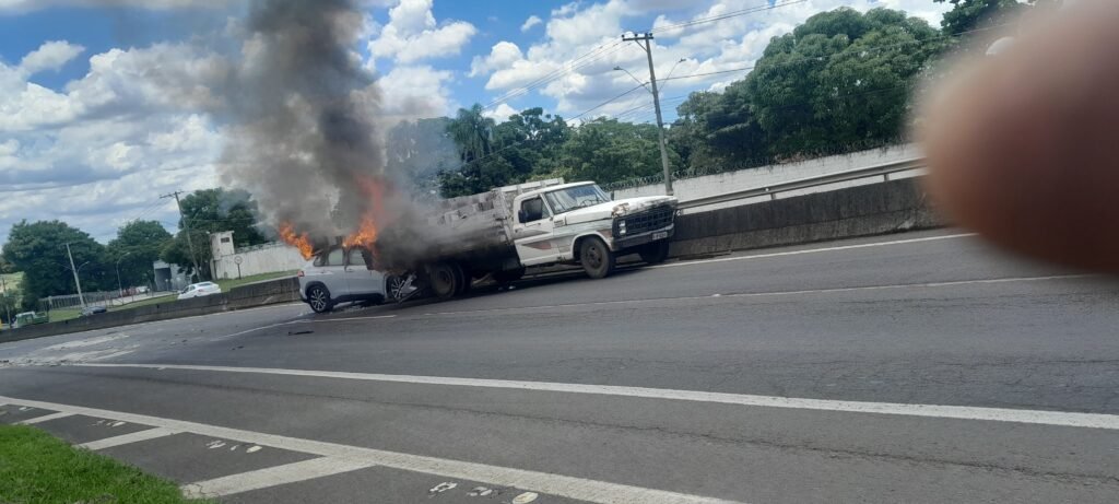 Carro é destruído por fogo após bater em caminhão na SP300