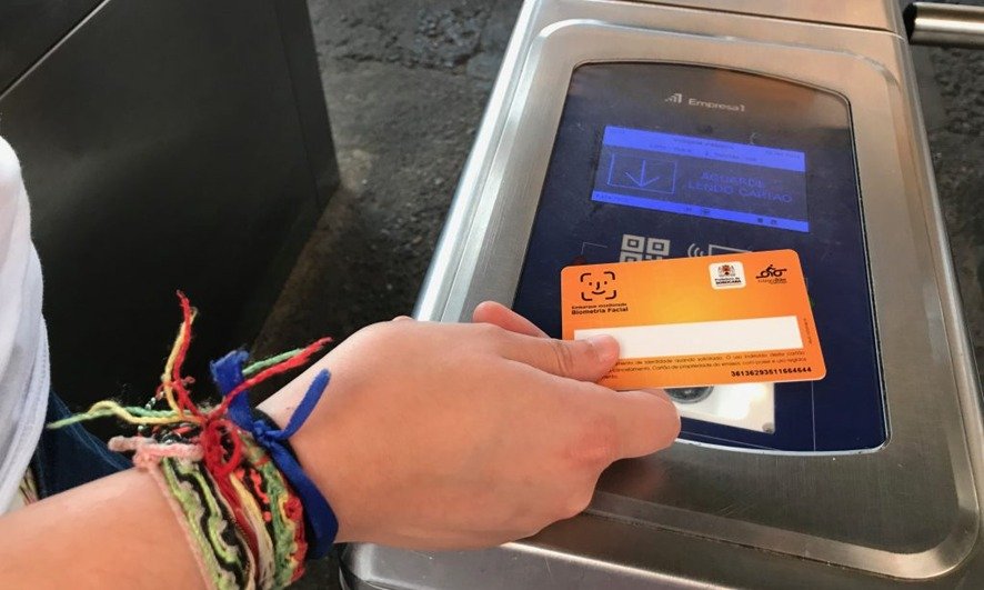 Prefeito reeleito Manga decreta passe livre para estudantes