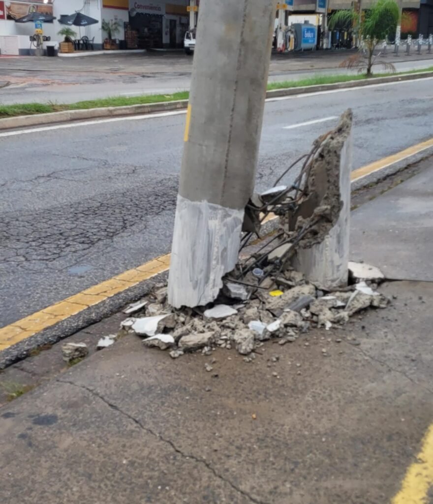 Leitora reclama de poste quebrado na Caetano Ruggieri