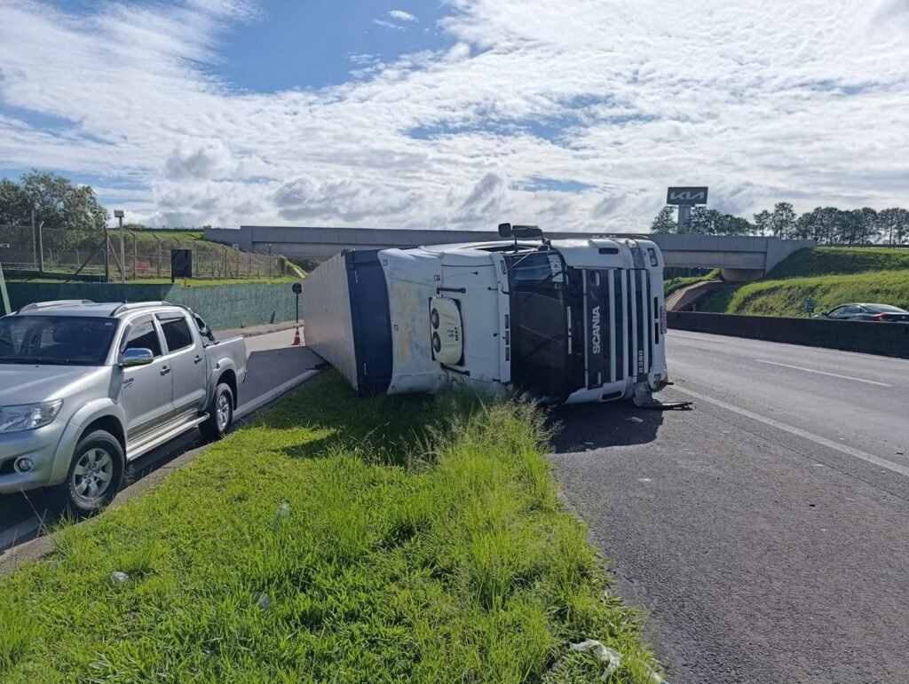 Carreta tomba na Rodovia Marechal Rondon