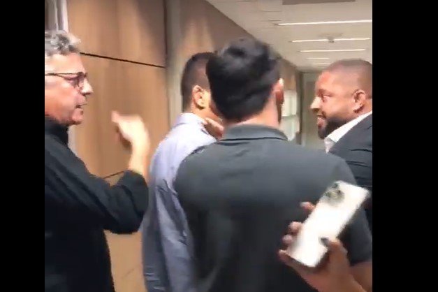 Prefeito hostiliza equipe de transição e faz ameaças