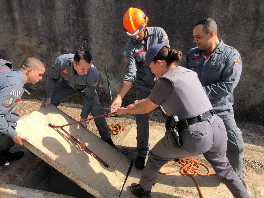 Homem é salvo após cair em rede de esgoto