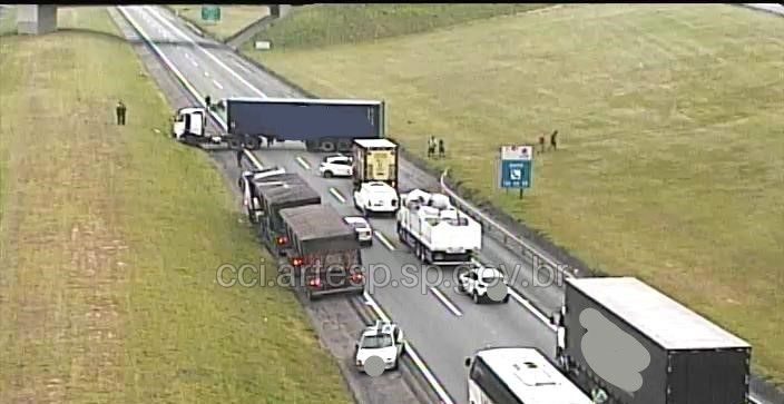 SP-75 está interditada devido à carreta atravessada na pista