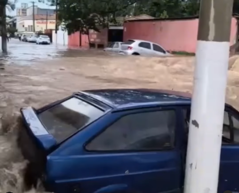 Chuva forte causa cenas caóticas em Itu