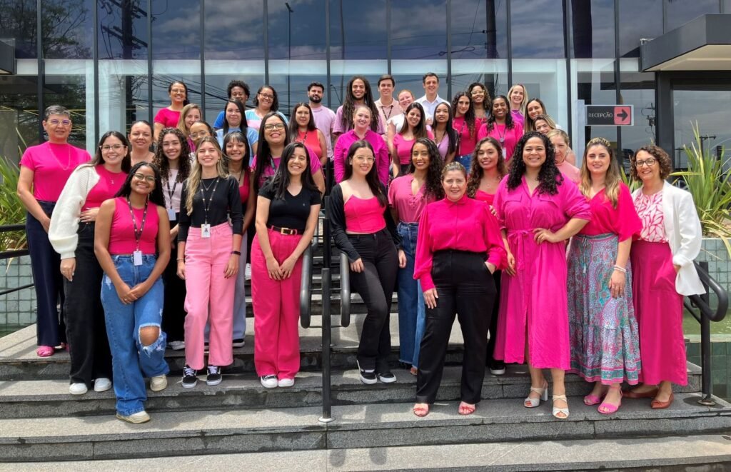 Via Colinas finaliza Outubro Rosa com doação de perucas para ONG de Itu