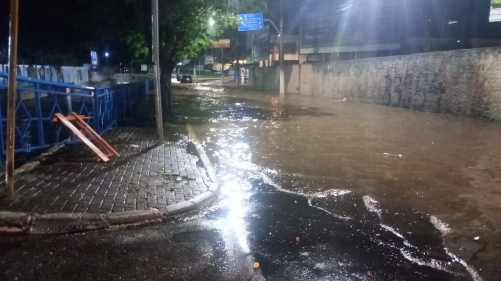 Após fortes chuvas de ontem, previsão é de mais precipitações
