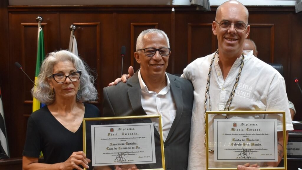 Câmara homenageia grupos Espírita e Umbandista