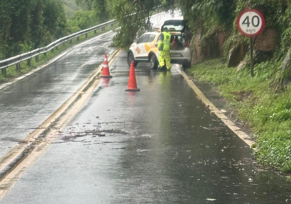 Estrada Parque tem diversos pontos de deslizamento e exige cuidado
