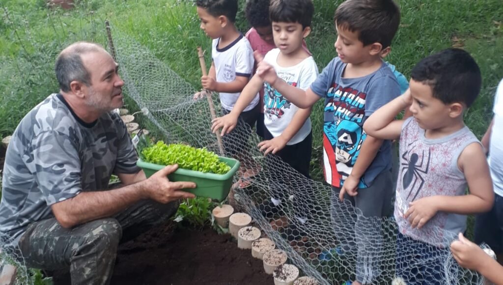 Pai cria projeto de preservação de abelhas em creche de Itu