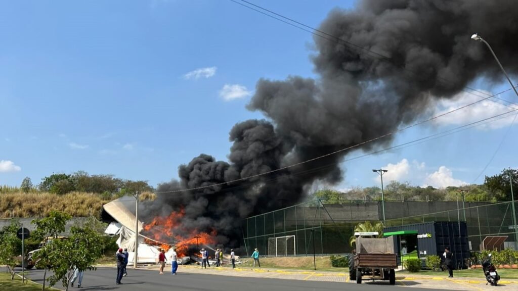 Caminhão cai em barranco, invade condomínio e pega fogo